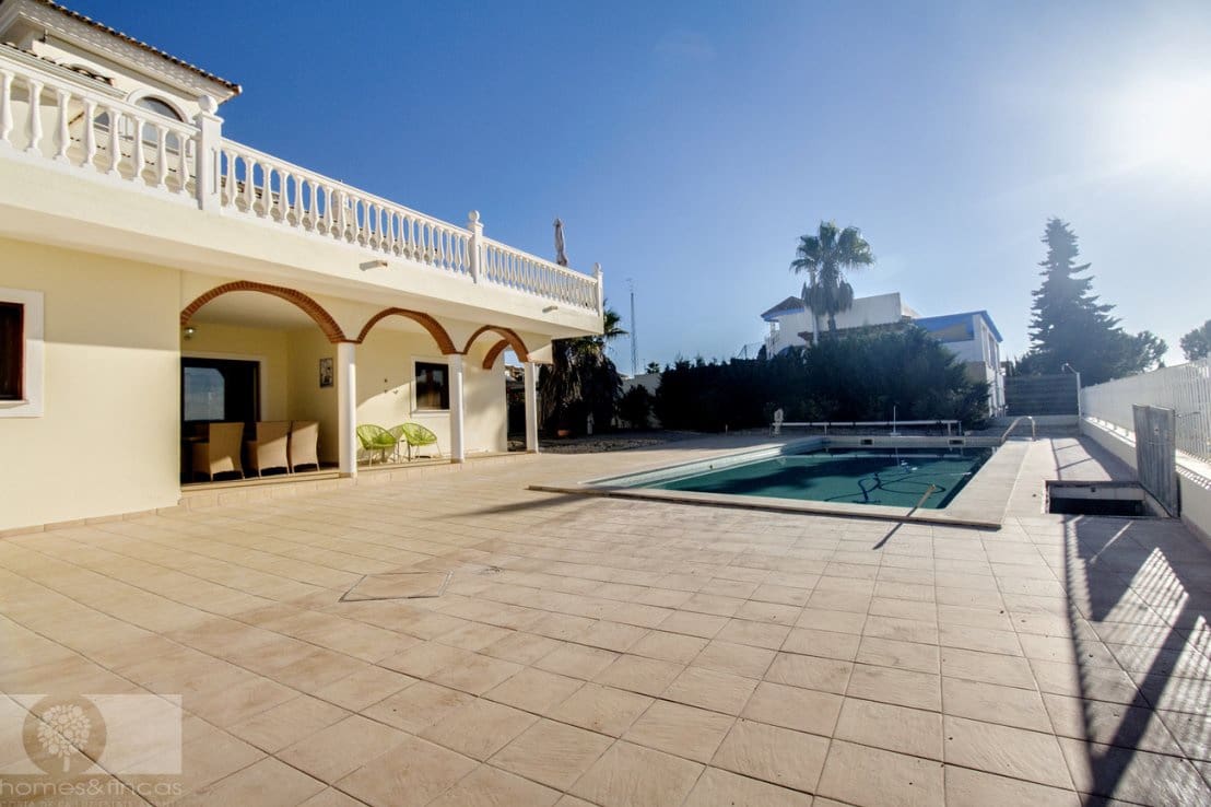 4 soveværelse Villa til salg i Ayamonte med swimmingpool - € 850.000 (Ref: 8820896)