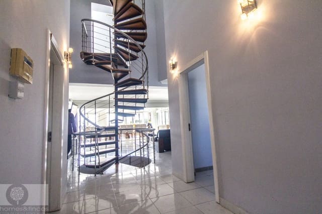 9 Zimmer Villa zu verkaufen in Ayamonte mit Pool - 698.000 € (Ref: 8850433)