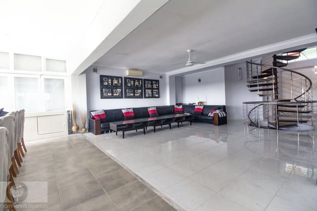 9 Zimmer Villa zu verkaufen in Ayamonte mit Pool - 698.000 € (Ref: 8850433)