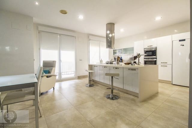 5 bedroom Villa for sale in La Antilla, Lepe - € 395,000 (Ref: 9059845)