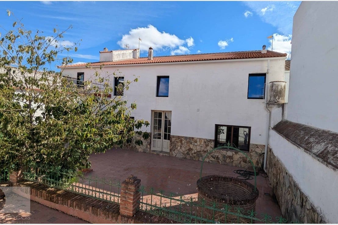 5 bedroom Villa for sale in Madrid city - € 420,000 (Ref: 9379649)