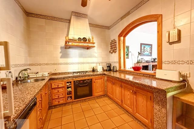 4 soveværelse Finca/Landehus til salg i Beas med swimmingpool - € 290.000 (Ref: 9390015)