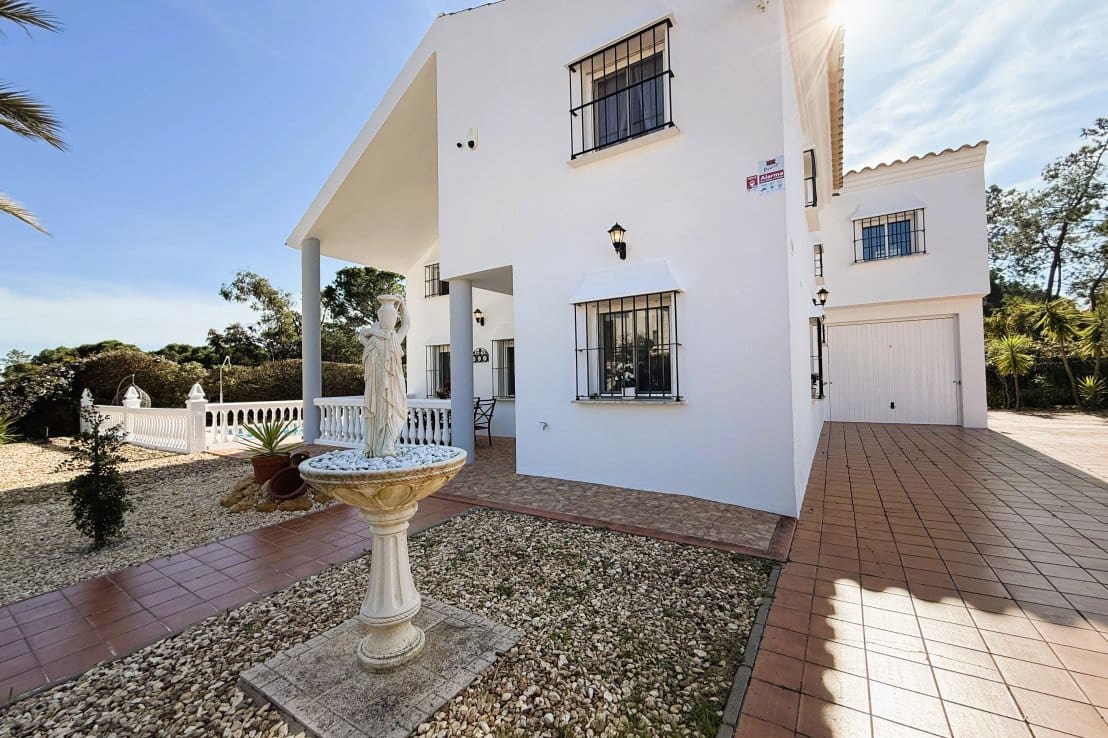 5 bedroom Villa for sale in Isla Cristina with pool - € 549,000 (Ref: 9714167)