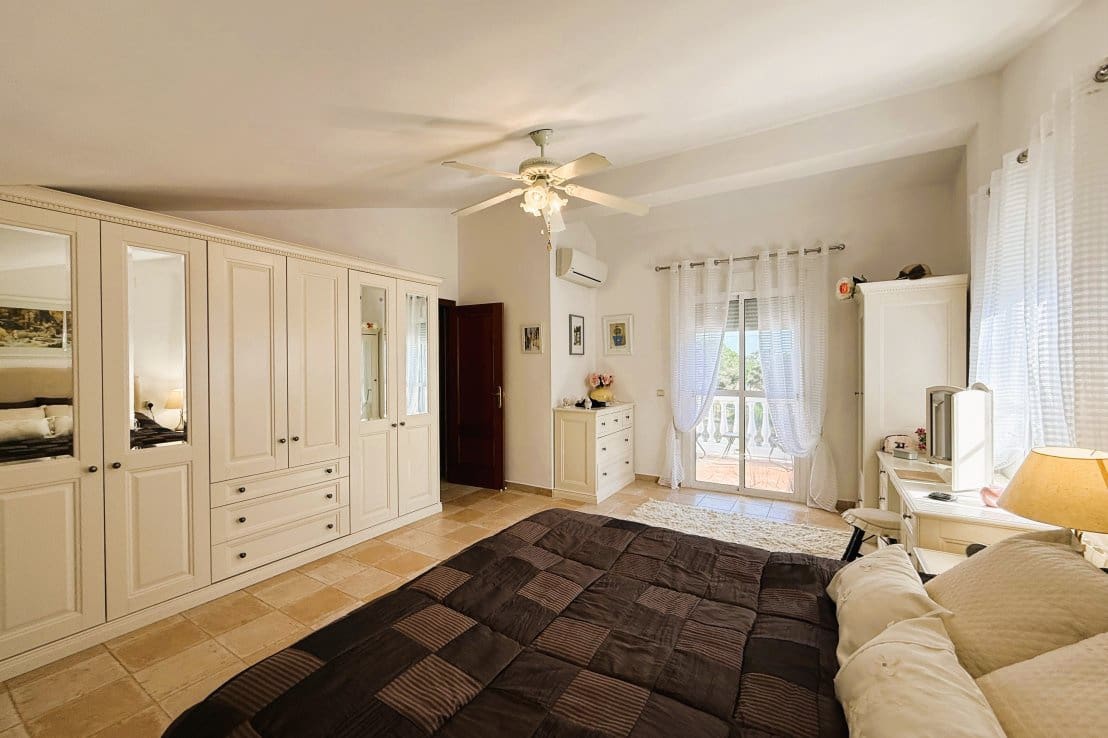 5 bedroom Villa for sale in Isla Cristina with pool - € 549,000 (Ref: 9714167)