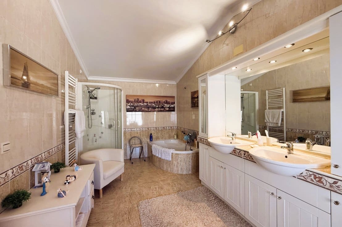 5 bedroom Villa for sale in Isla Cristina with pool - € 549,000 (Ref: 9714167)