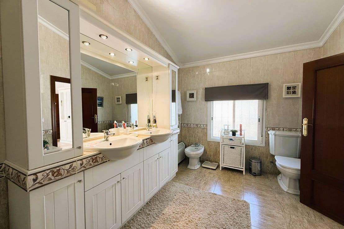 5 bedroom Villa for sale in Isla Cristina with pool - € 549,000 (Ref: 9714167)