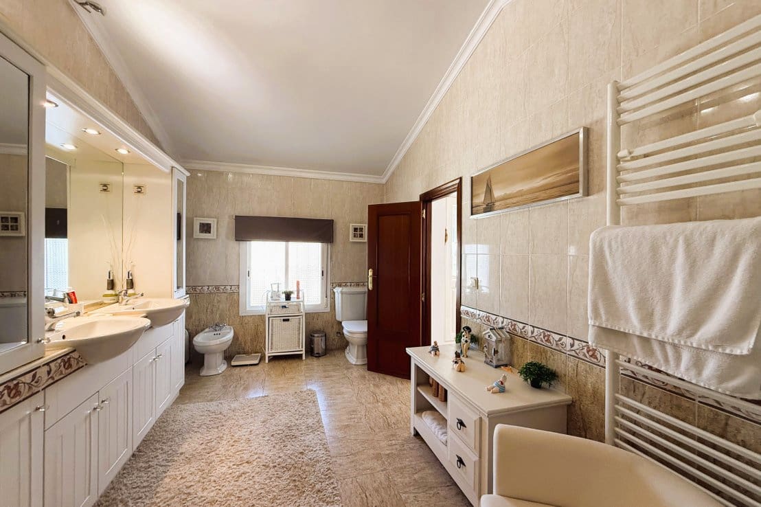 5 bedroom Villa for sale in Isla Cristina with pool - € 549,000 (Ref: 9714167)