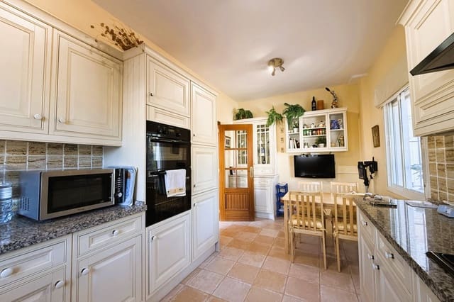 5 soverom Villa til salgs i Isla Cristina med svømmebasseng - € 549 000 (Ref: 9714167)