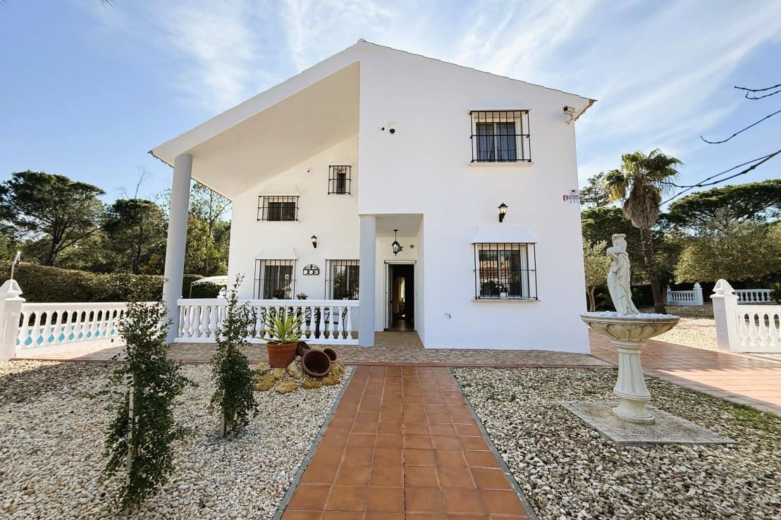 5 bedroom Villa for sale in Isla Cristina with pool - € 549,000 (Ref: 9714167)