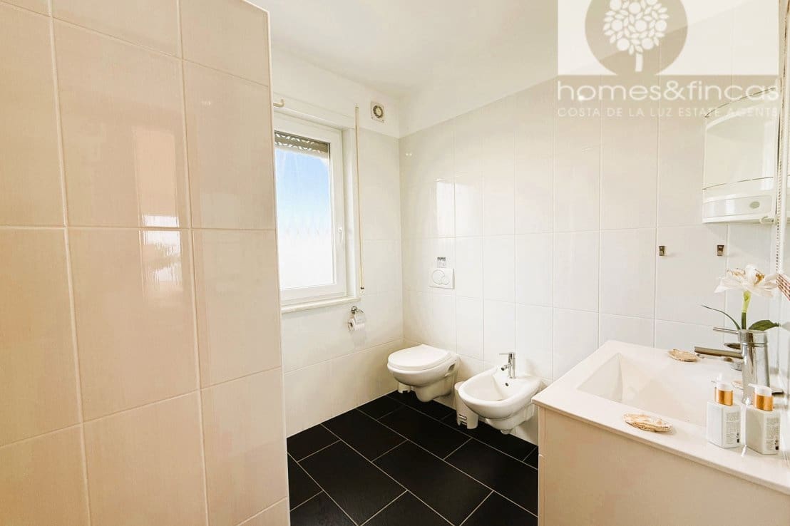 5 bedroom Villa for sale in Ayamonte with pool - € 549,000 (Ref: 9819145)