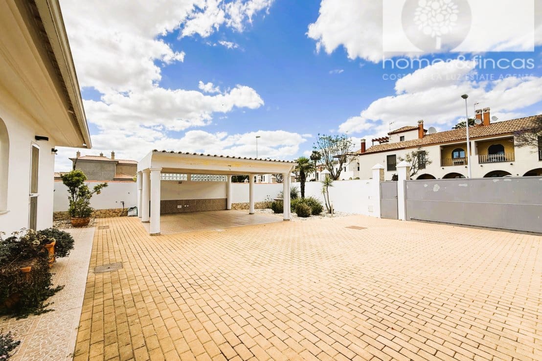 5 bedroom Villa for sale in Ayamonte with pool - € 549,000 (Ref: 9819145)