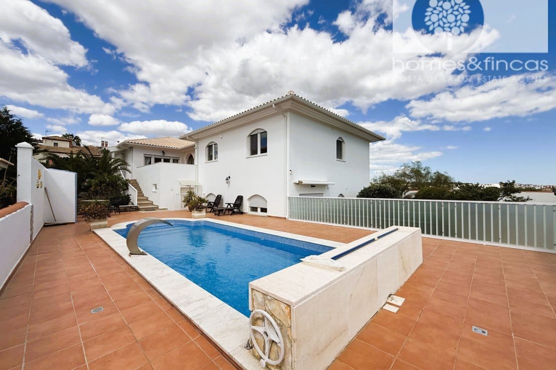 5 bedroom Villa for sale in Ayamonte with pool - € 549,000 (Ref: 9819145)