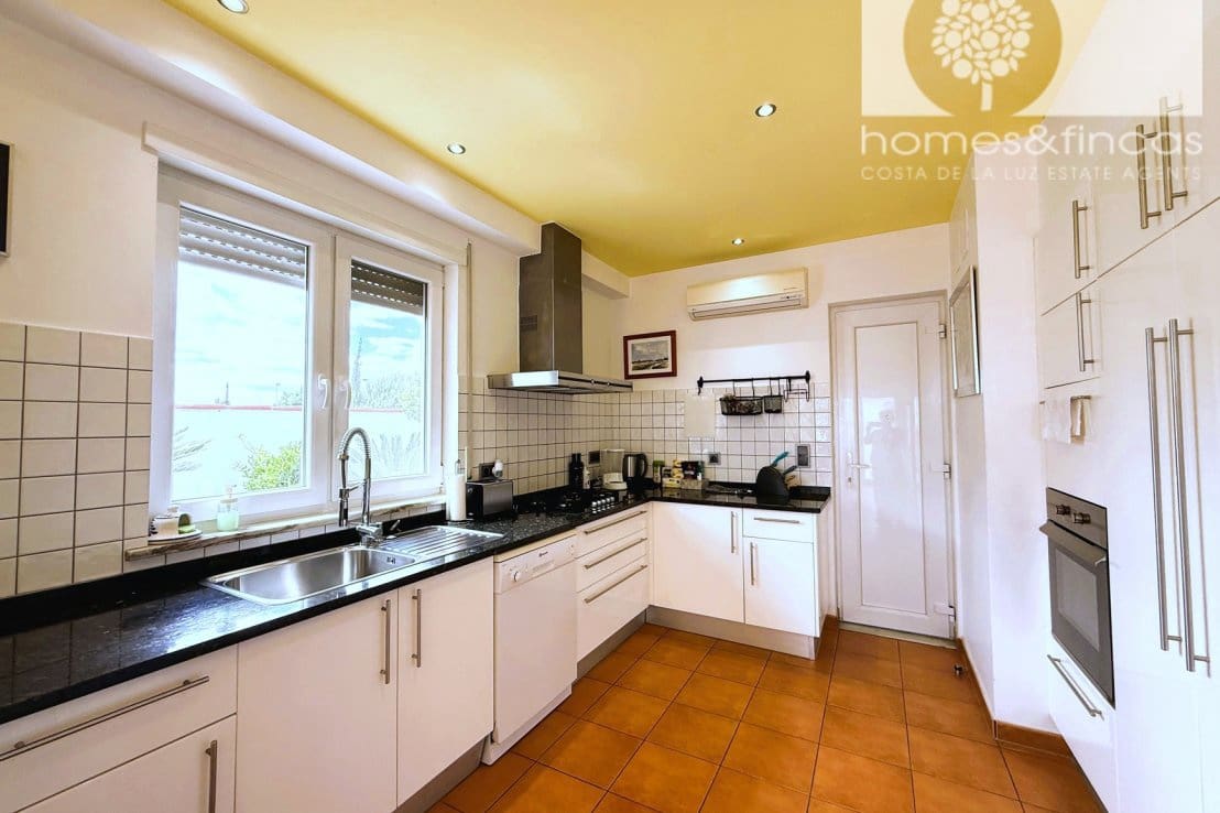 5 bedroom Villa for sale in Ayamonte with pool - € 549,000 (Ref: 9819145)