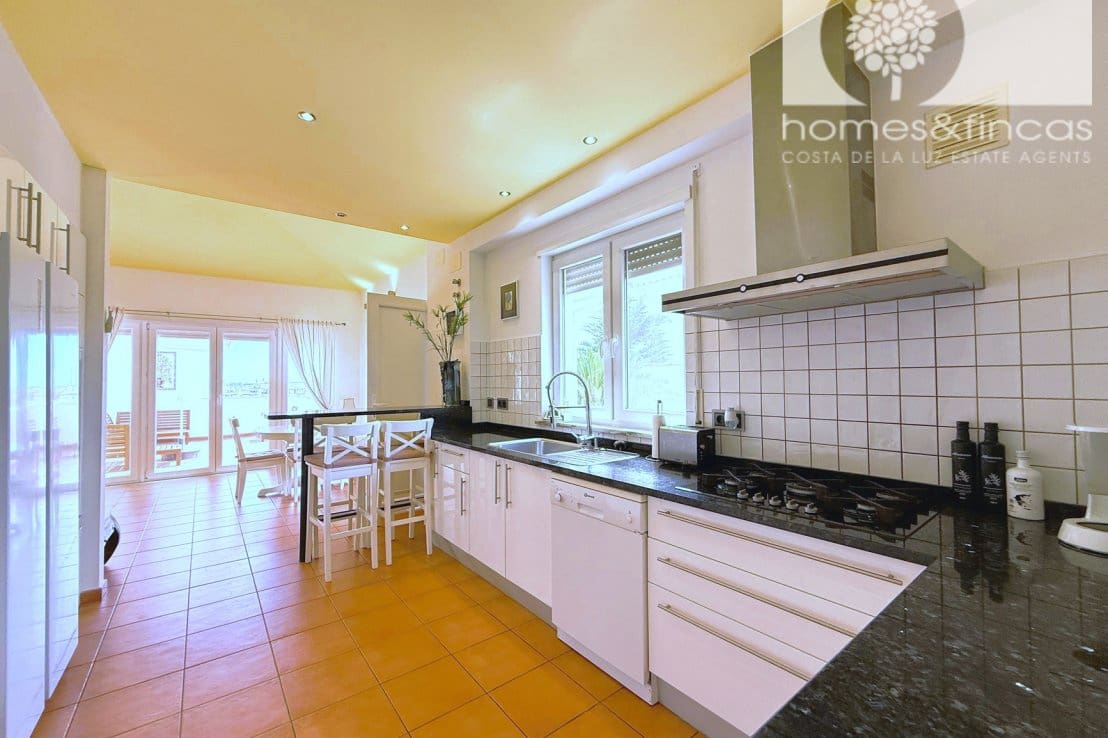 5 bedroom Villa for sale in Ayamonte with pool - € 549,000 (Ref: 9819145)