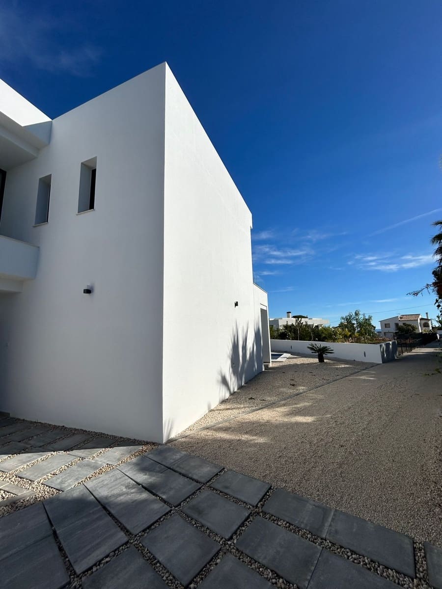 3 bedroom Villa for sale in Benissa - € 1,175,000 (Ref: 9844359)
