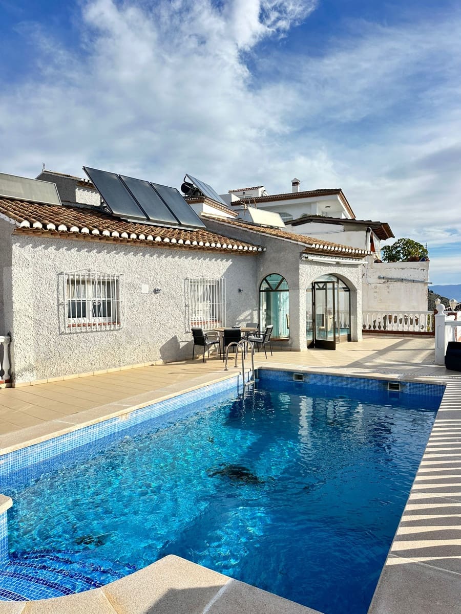Chalet de 2 habitaciones en Salobreña en venta con piscina garaje - 375.000 € (Ref: 10004689)
