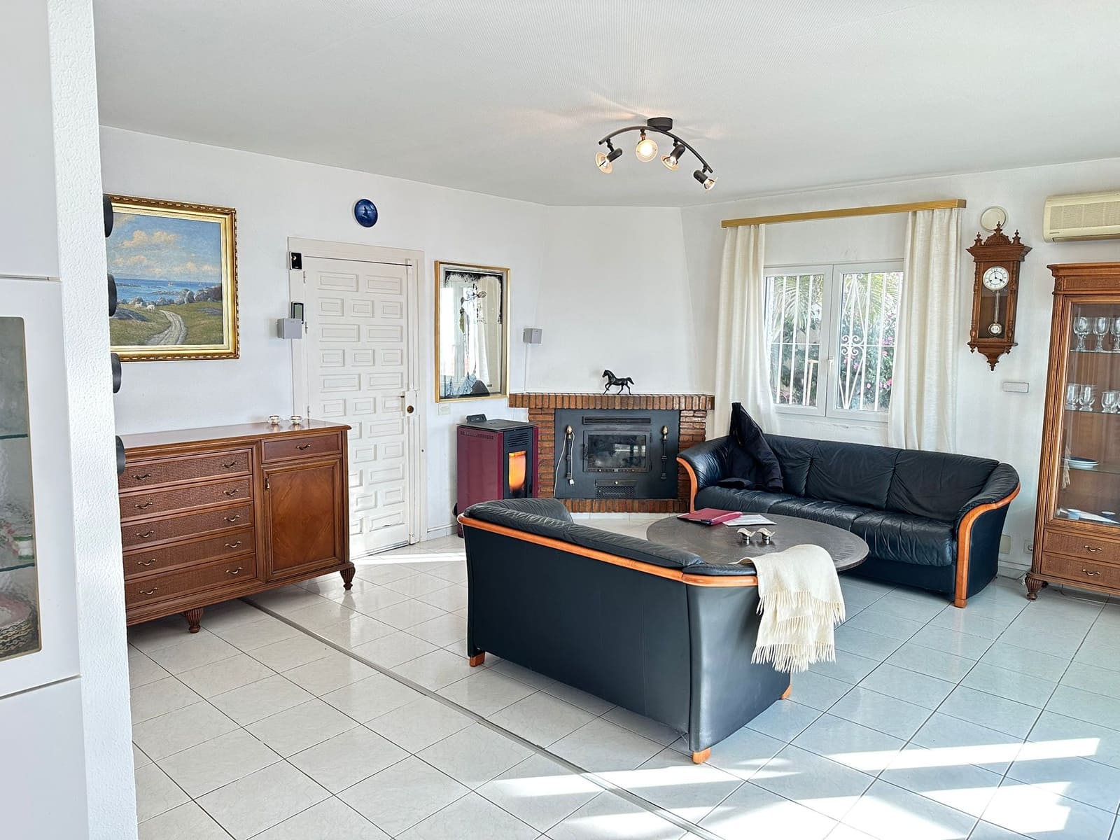 Chalet de 2 habitaciones en Salobreña en venta con piscina garaje - 375.000 € (Ref: 10004689)