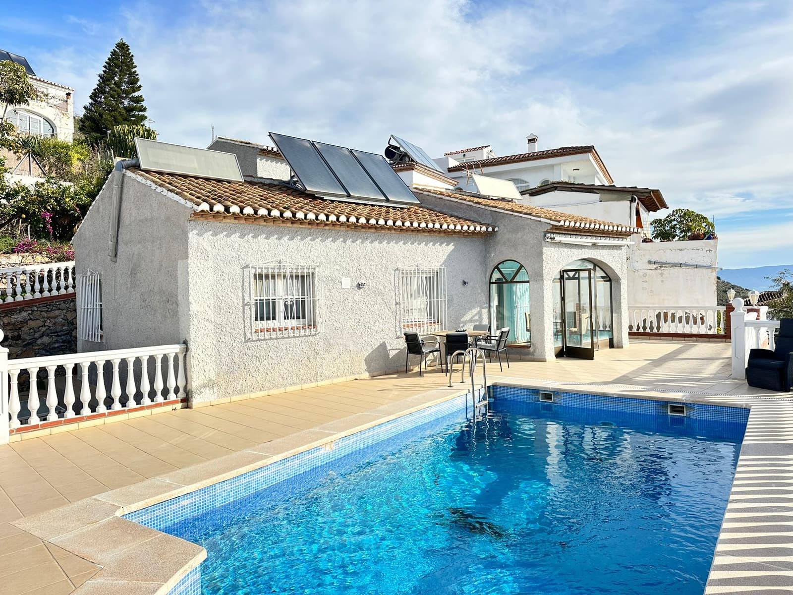 Chalet de 2 habitaciones en Salobreña en venta con piscina garaje - 375.000 € (Ref: 10004689)