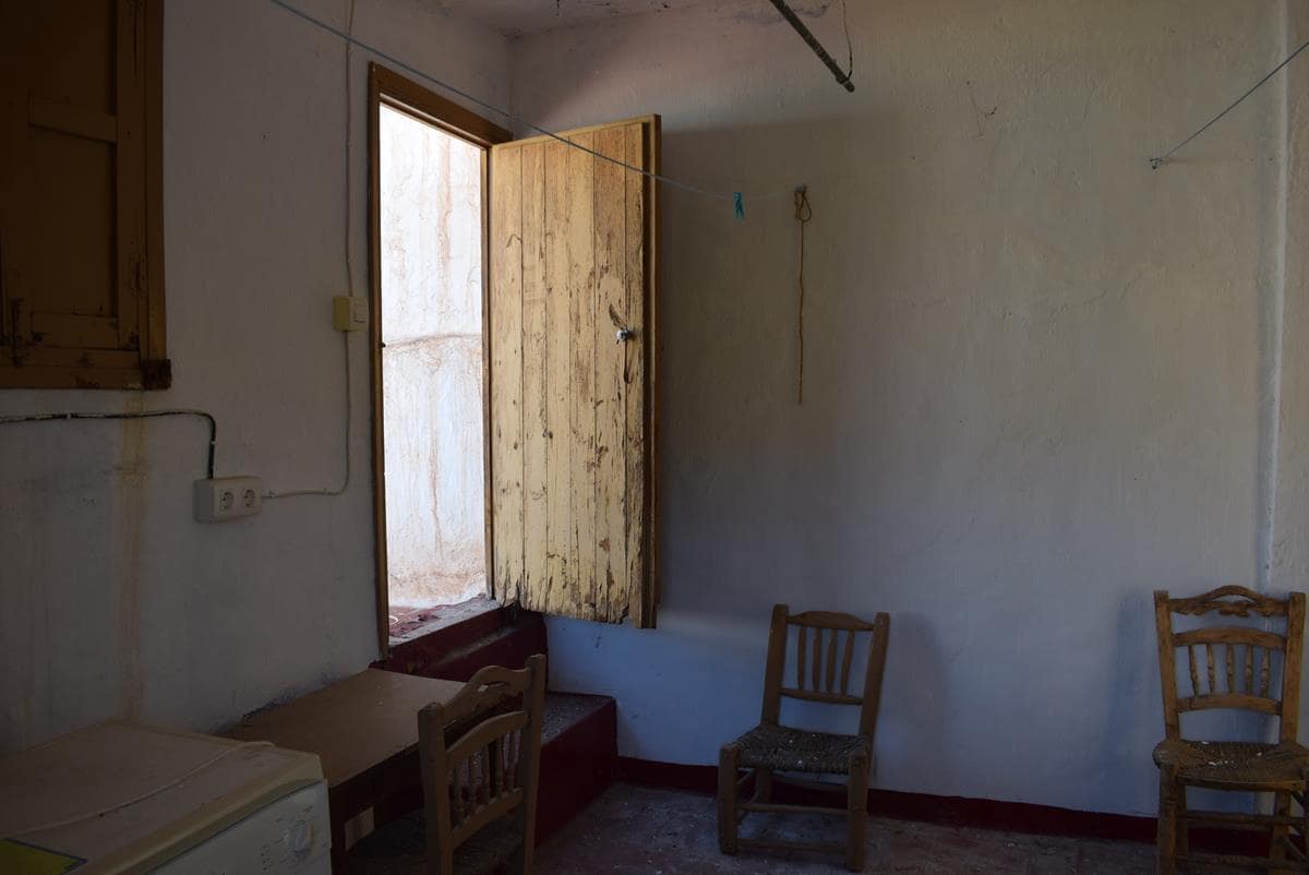 6 soveværelse Byhus til salg i Otivar - € 99.500 (Ref: 7673144)