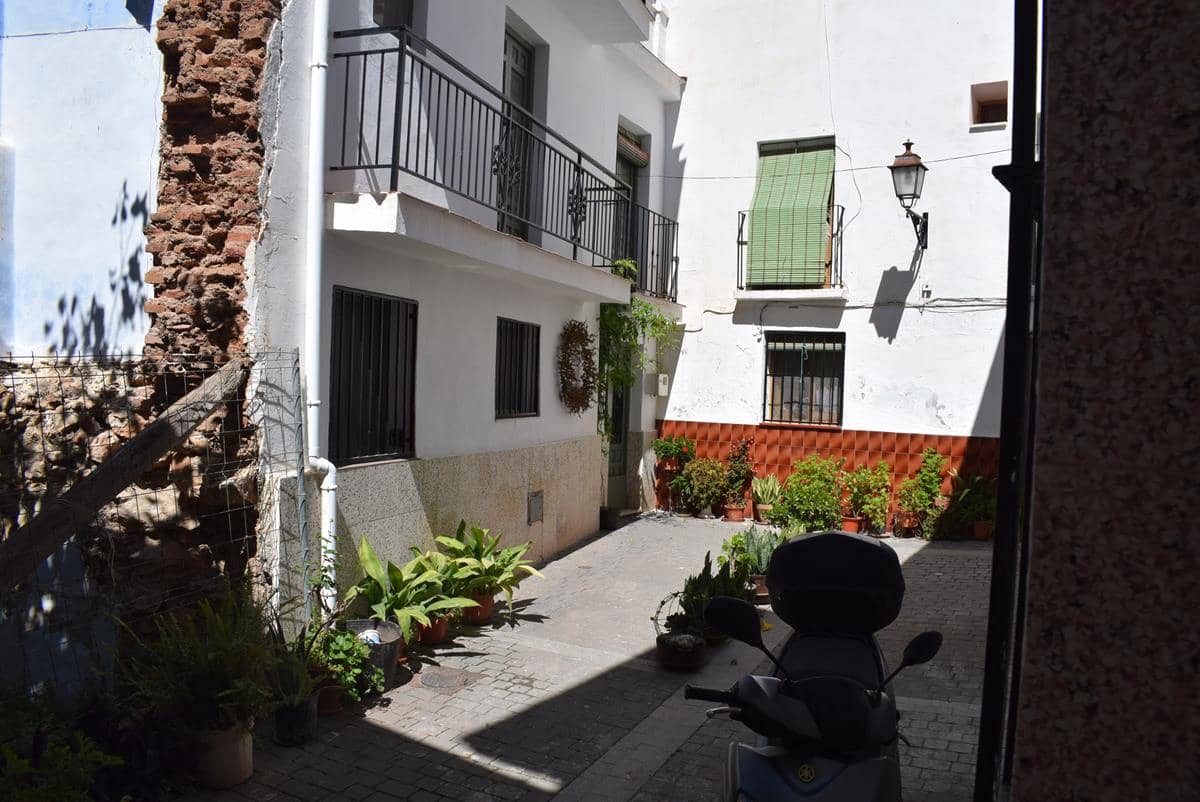 6 soveværelse Byhus til salg i Otivar - € 99.500 (Ref: 7673144)