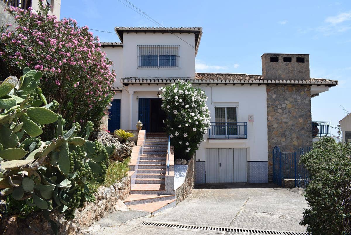 3 soveværelse Villa til salg i Lentegi med swimmingpool garage - € 460.000 (Ref: 7701012)