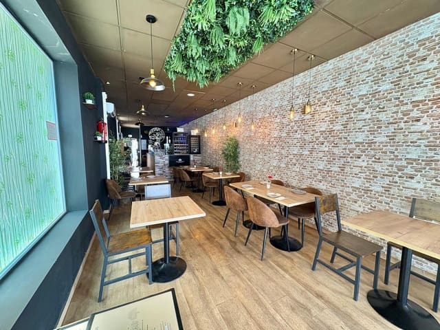Local Commercial à vendre à Vélez-Málaga - 300 000 € (Ref: 10005611)