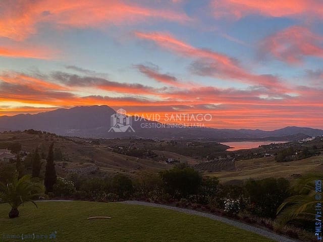 6 soveværelse Byhus til salg i Viñuela med swimmingpool garage - € 820.000 (Ref: 8879223)