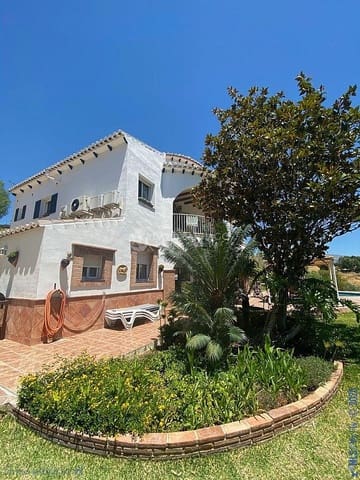 6 soveværelse Byhus til salg i Viñuela med swimmingpool garage - € 820.000 (Ref: 8879223)