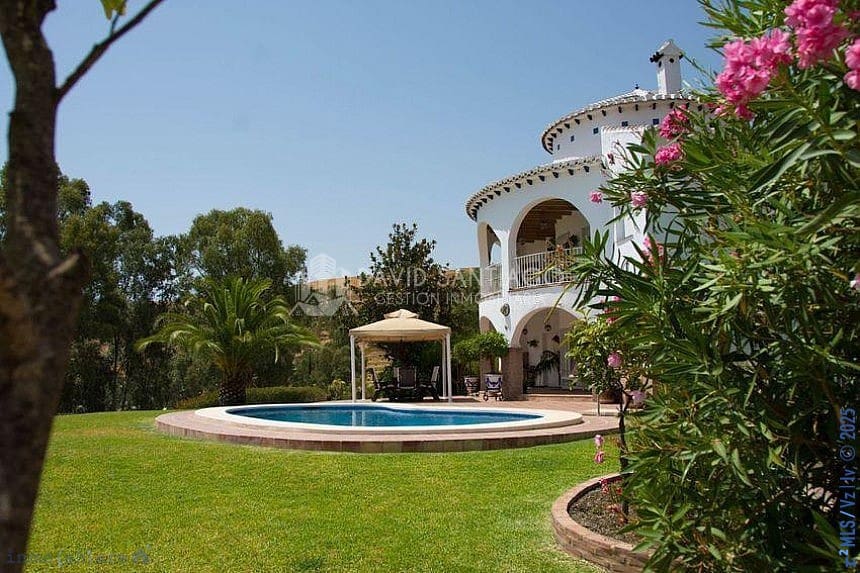 6 soveværelse Byhus til salg i Vinuela med swimmingpool garage - € 820.000 (Ref: 8879223)