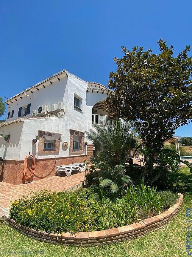 6 sypialnia Dom na sprzedaż w Vinuela z basenem garażem - 820 000 € (Ref: 8879223)