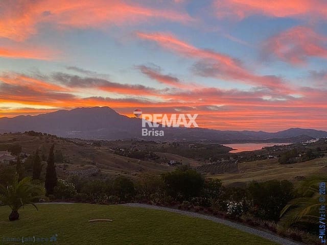 6 sypialnia Dom na sprzedaż w Viñuela z basenem garażem - 820 000 € (Ref: 8879223)