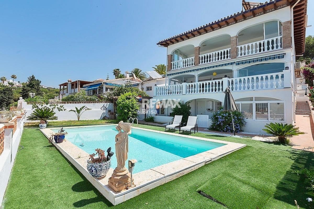 Casa de 2 habitaciones en Caleta de Vélez en alquiler con piscina - 1.300 € (Ref: 9035494)