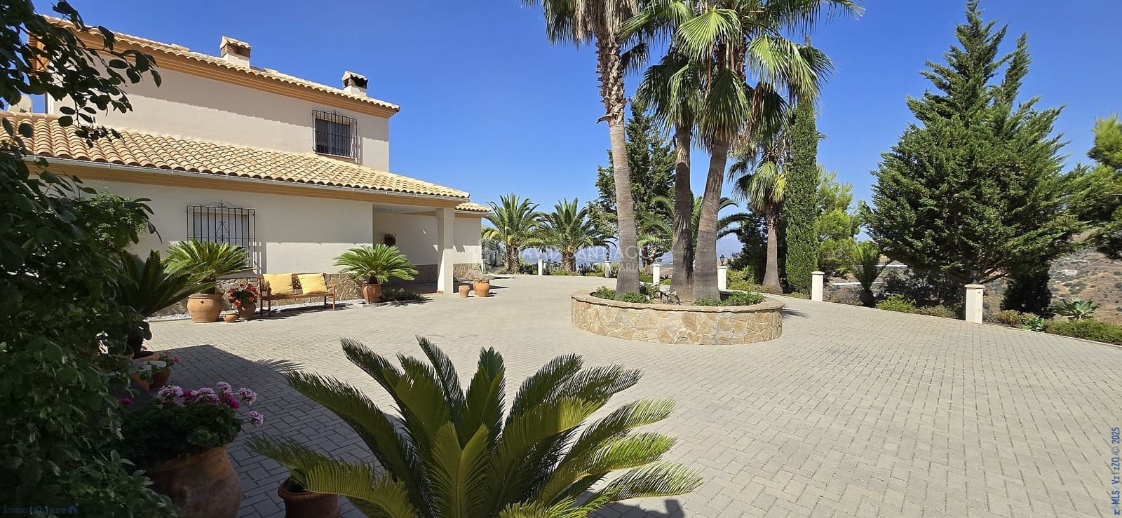 3 soveværelse Villa til salg i Sayalonga med swimmingpool - € 698.000 (Ref: 9131144)