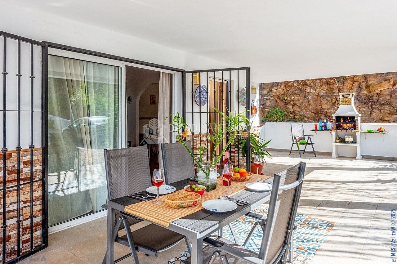 5 soveværelse Byhus til salg i Torrox med swimmingpool garage - € 650.000 (Ref: 9216363)