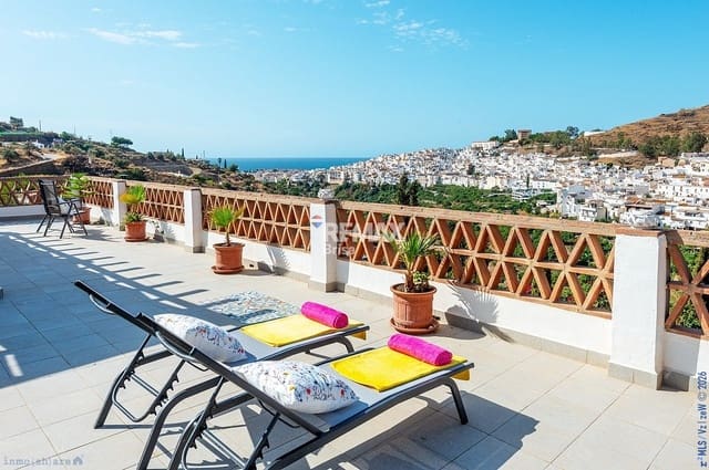 5 sypialnia Dom na sprzedaż w Torrox Pueblo, Torrox z basenem garażem - 650 000 € (Ref: 9216363)