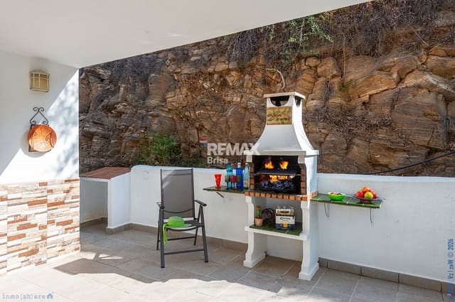 5 sypialnia Dom na sprzedaż w Torrox Pueblo, Torrox z basenem garażem - 650 000 € (Ref: 9216363)