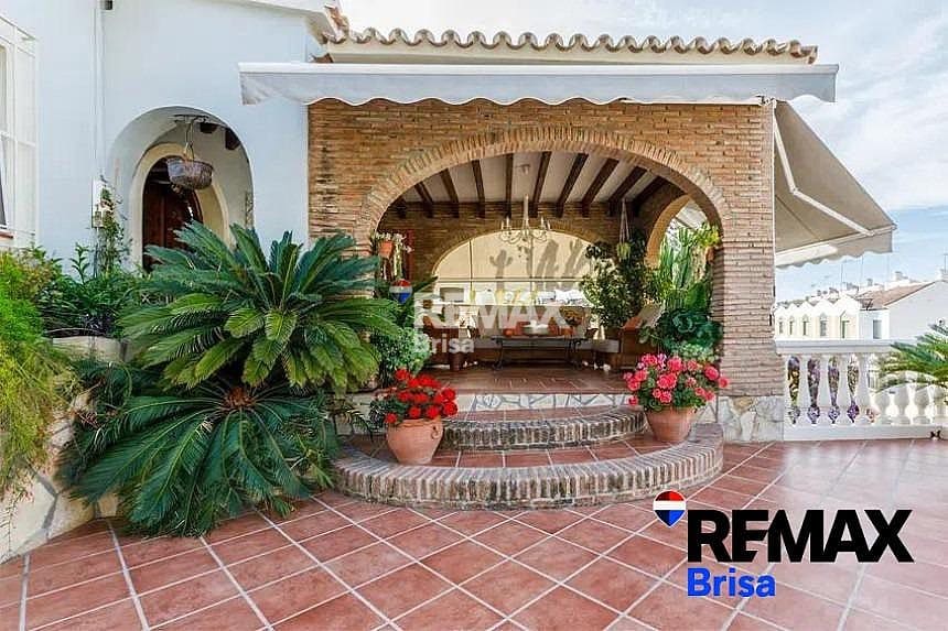 Villa/Maison à louer à Benajarafe avec piscine - 3 800 € (Ref: 9596498)