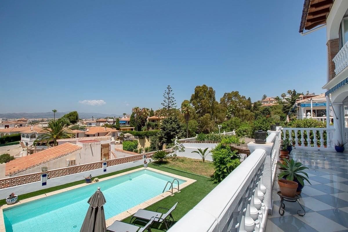 1 Zimmer Reihenhaus zu vermieten in Caleta de Velez mit Pool - 1.300 € (Ref: 9605348)