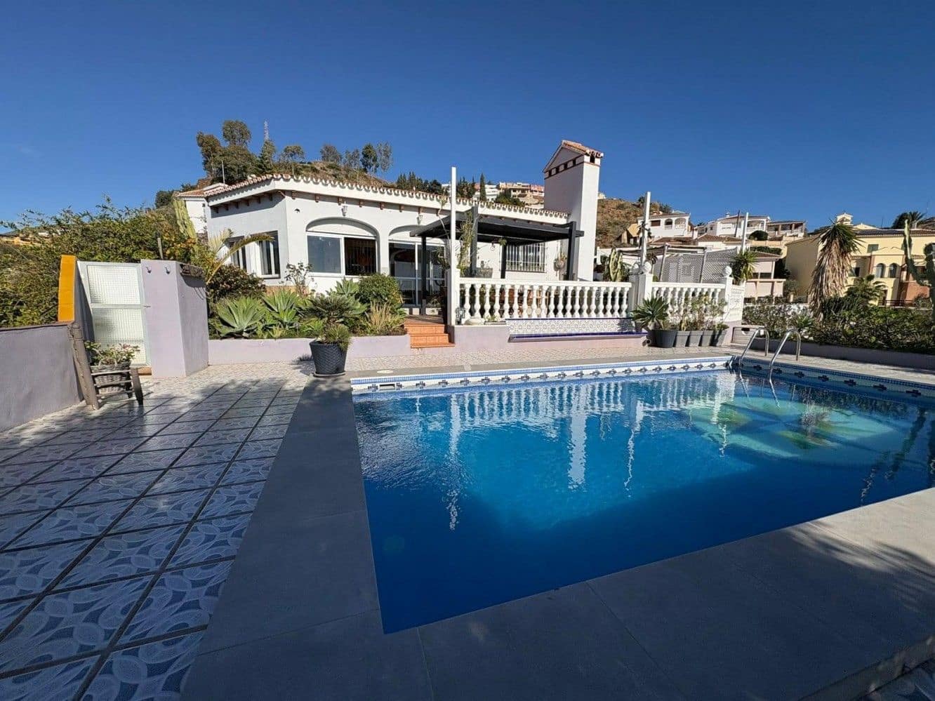 4 soverom Villa til salgs i Rincon de la Victoria med svømmebasseng garasje - € 895 000 (Ref: 9605354)
