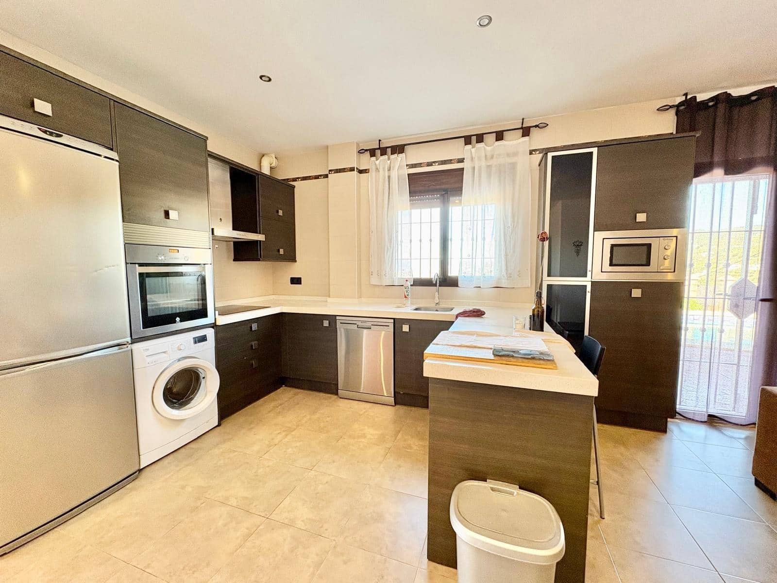 3 makuuhuone Huvila vuokrattavana paikassa Algarrobo mukana 
autotalli - 1 300 € (Ref: 9659349)