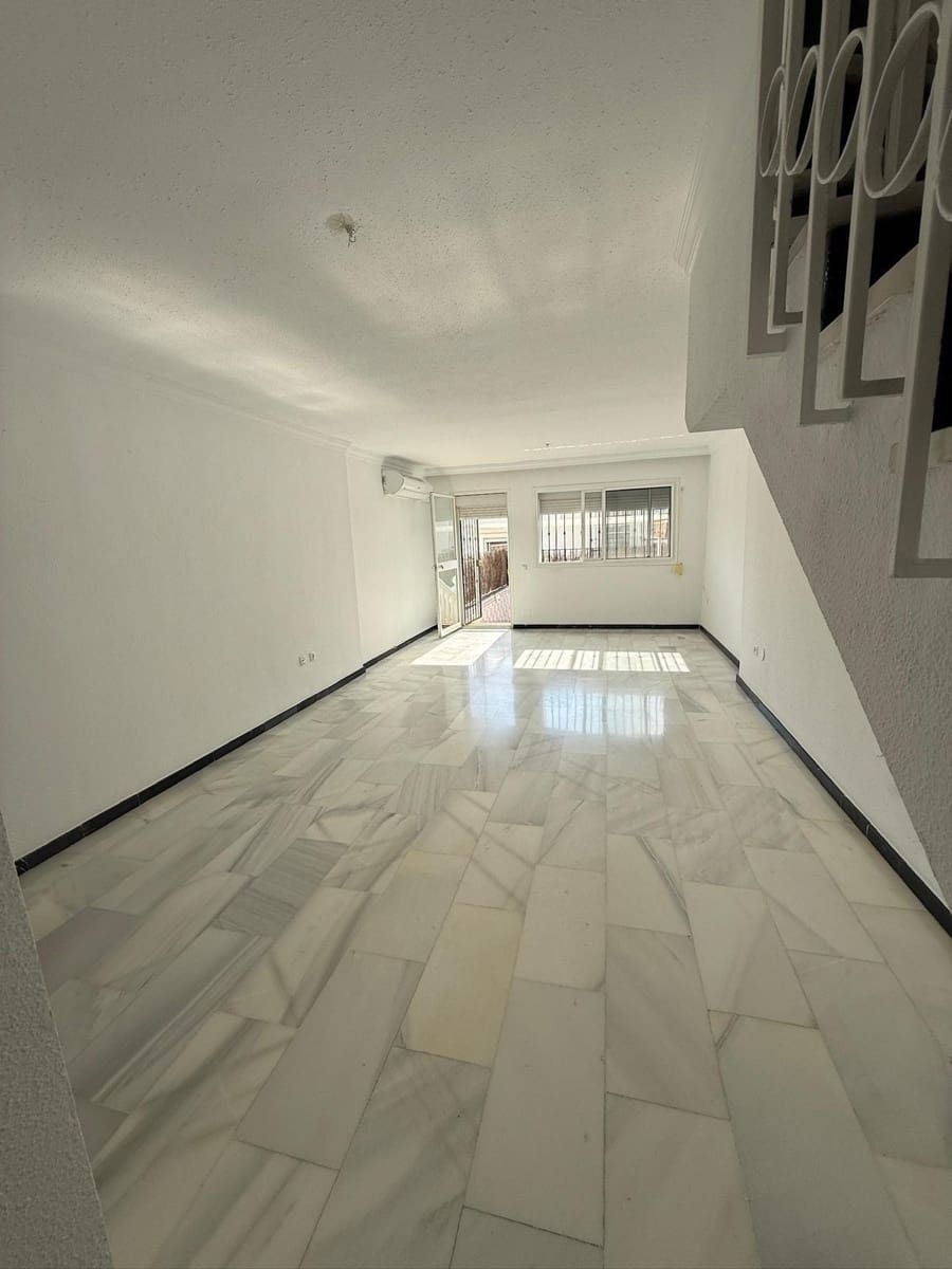 Adosado de 2 habitaciones en La Cala del Moral en alquiler con piscina garaje - 1.100 € (Ref: 9679786)