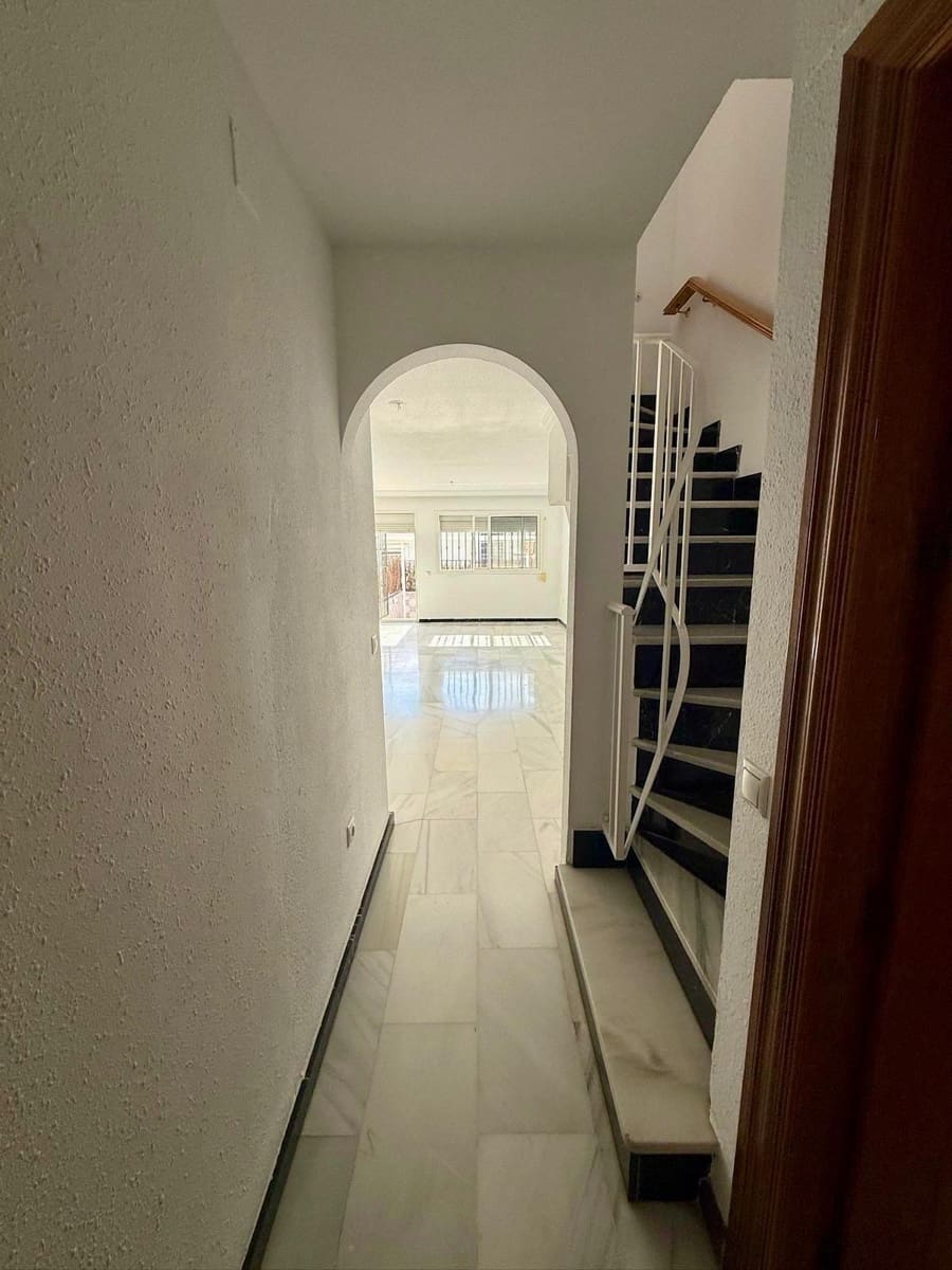 Adosado de 2 habitaciones en La Cala del Moral en alquiler con piscina garaje - 1.100 € (Ref: 9679786)