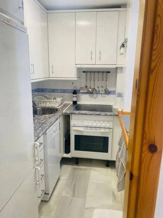 2 bedroom Penthouse for rent in Torrox-Costa with pool - € 1,350 (Ref: 9682470)