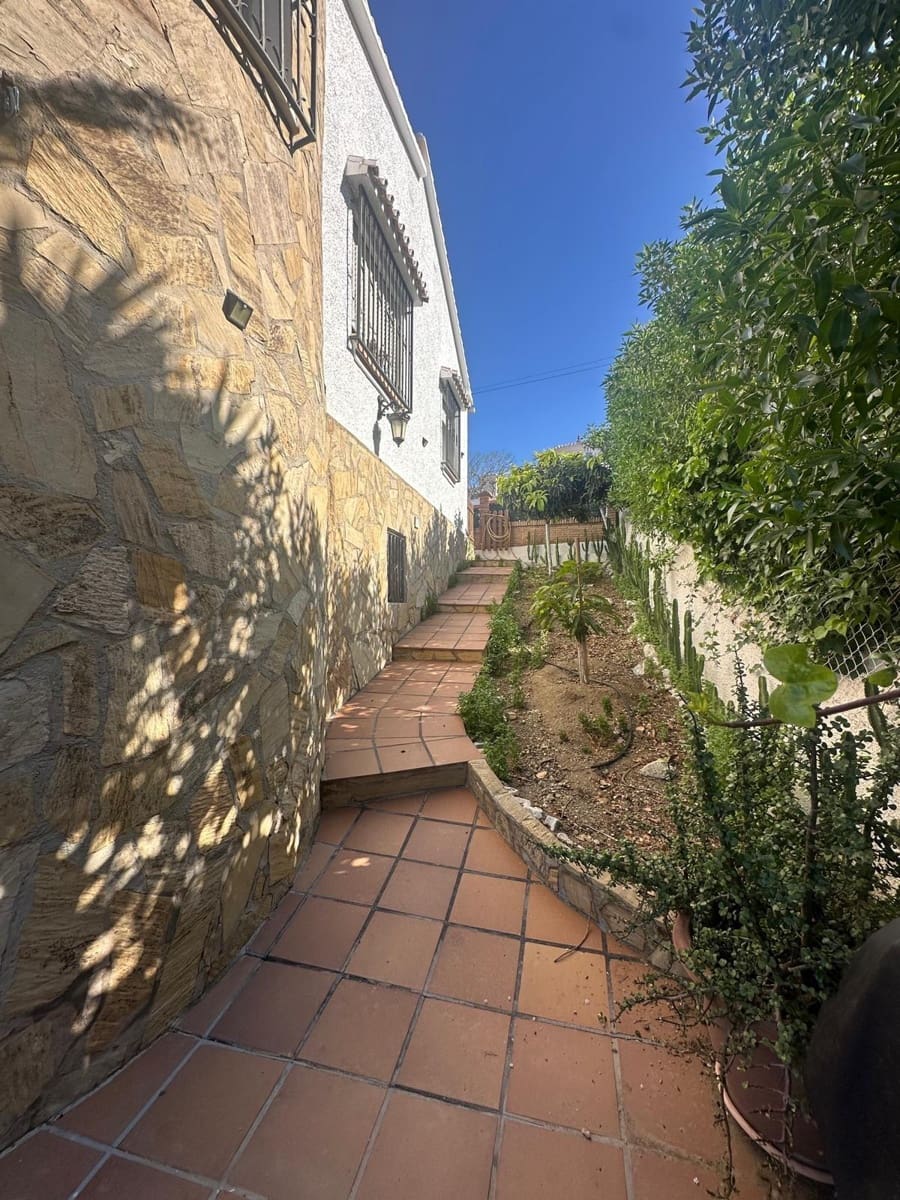 4 sypialnia Willa na sprzedaż w Caleta de Velez z basenem garażem - 650 000 € (Ref: 9682471)