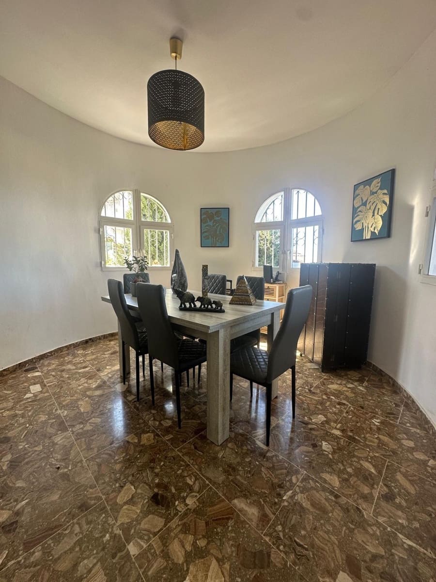 4 sypialnia Willa na sprzedaż w Caleta de Velez z basenem garażem - 650 000 € (Ref: 9682471)