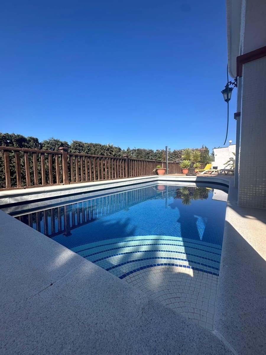 4 sypialnia Willa na sprzedaż w Caleta de Velez z basenem garażem - 650 000 € (Ref: 9682471)