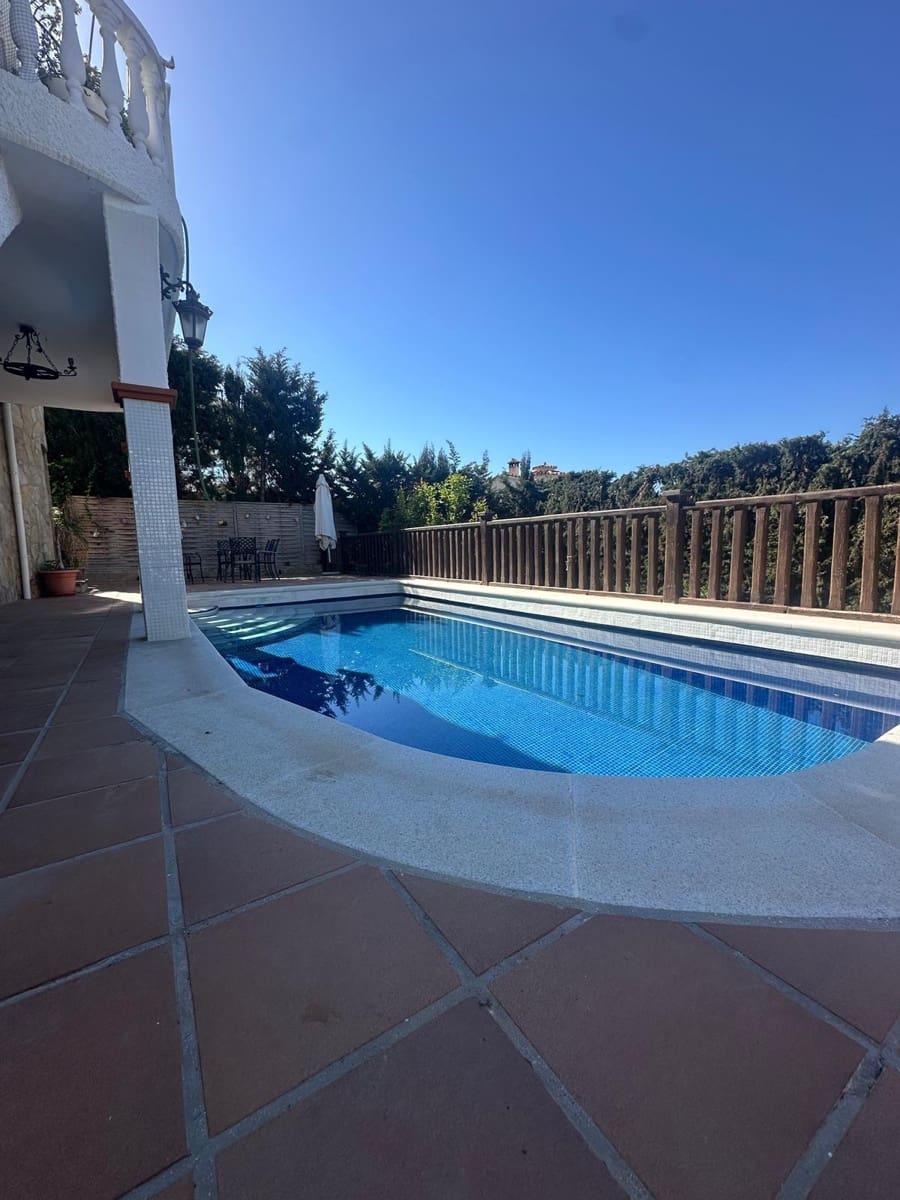 4 sypialnia Willa na sprzedaż w Caleta de Velez z basenem garażem - 650 000 € (Ref: 9682471)