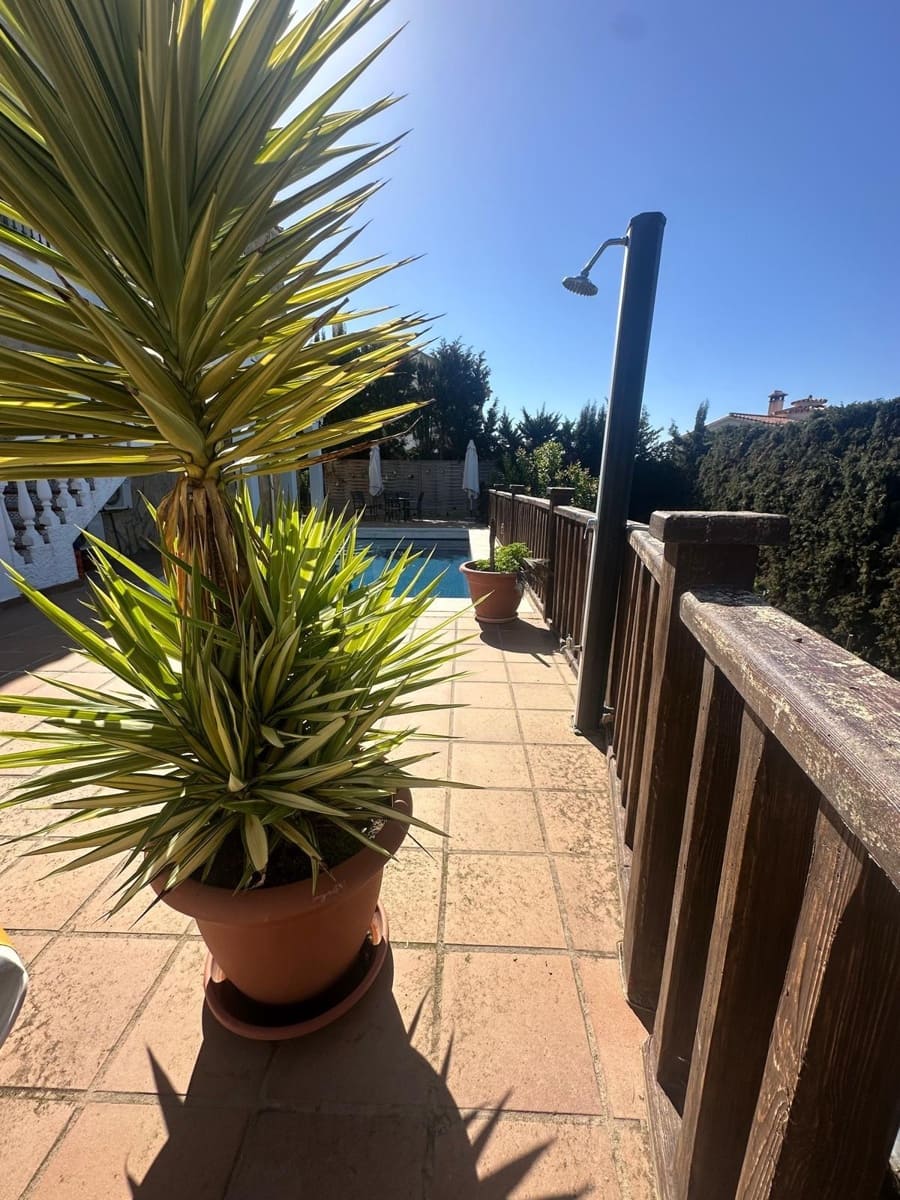 4 sypialnia Willa na sprzedaż w Caleta de Velez z basenem garażem - 650 000 € (Ref: 9682471)