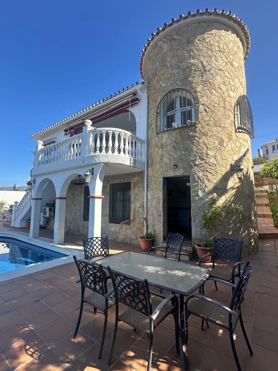 4 sypialnia Willa na sprzedaż w Caleta de Velez z basenem garażem - 650 000 € (Ref: 9682471)