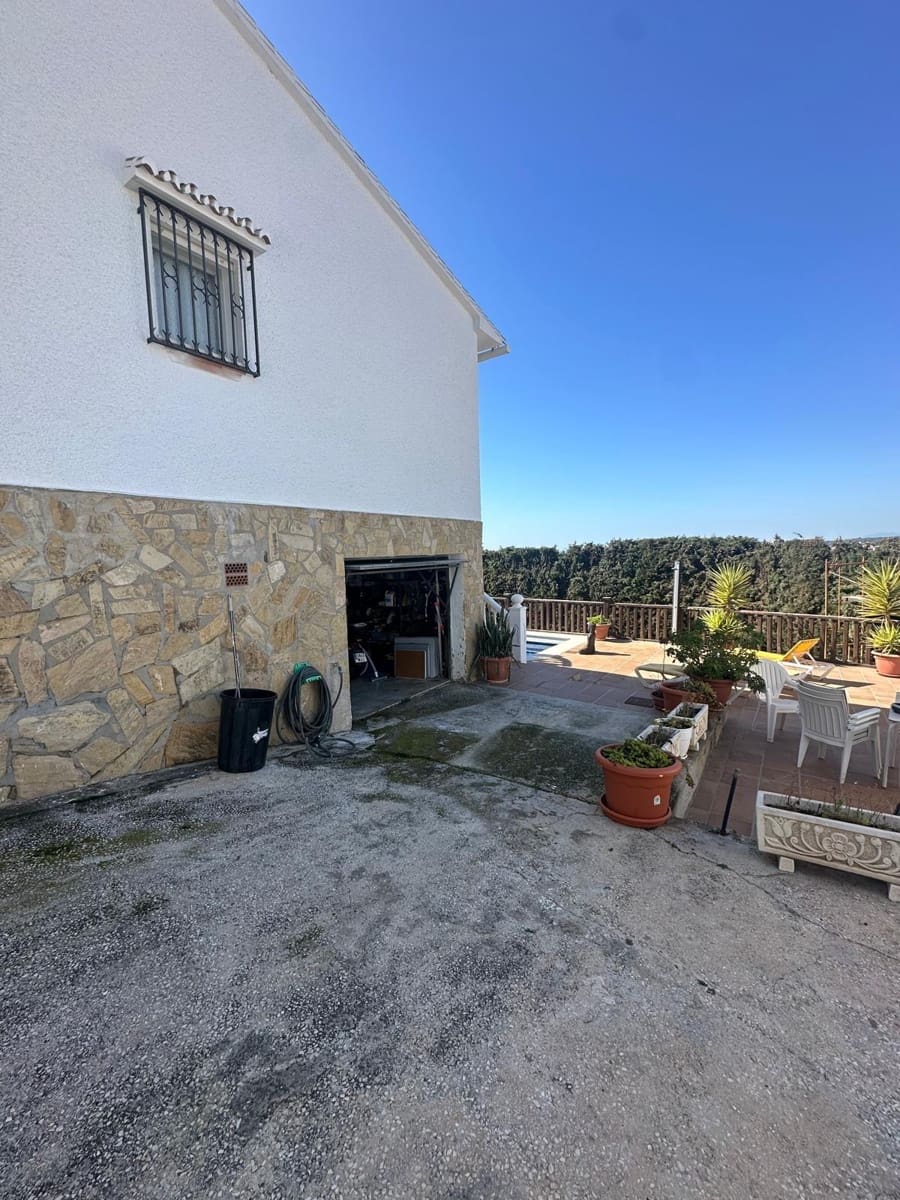 4 sypialnia Willa na sprzedaż w Caleta de Velez z basenem garażem - 650 000 € (Ref: 9682471)